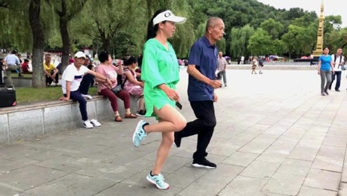 70岁大爷和美女跳鬼步舞,歌曲欢快舞步动感,真是老当益壮!