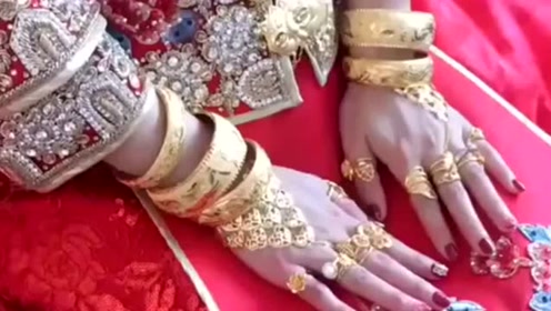 新婚快乐,美丽的新娘,还是个穿金戴银的小富婆呢!