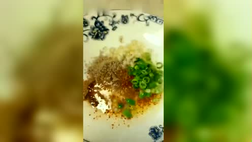 最近这个视频火了,偷奶吃的猫,都是有蝗虫的猫!想法vs螳螂图片