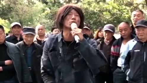 乞丐歌手唱的歌越唱越有感情,唱的太棒了