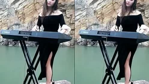 户外演奏电子琴!美女弹得真好!人更好!