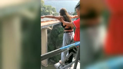 美女穿"奇葩"衣服来蹦极,跳下去的那一刻,大写的尴尬!