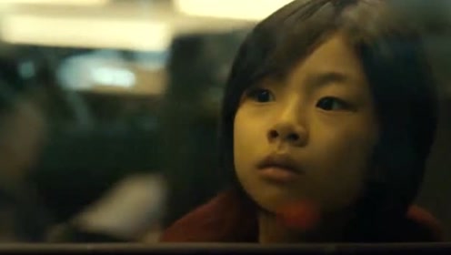 釜山行:小女孩目睹丧尸扑人,表情淡定自然,却不知危险将要来临