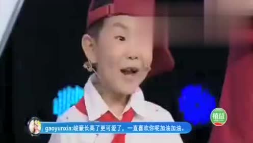 长大后的张峻豪,跟干爹李鑫即兴演相声,小孩的反应超快