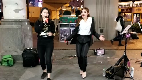 街头歌手芯妮,lily演唱《拥抱你离去 今晚夜》劲歌热舞,引人围观
