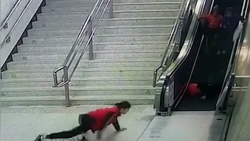 帅爆了!乘客坐电梯不慎摔倒,志愿者楼梯上摔下连滚带爬的救人!