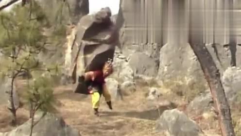 西游记:孙悟空被妖怪坑,妖怪大笑,可怜悟空还在背山!
