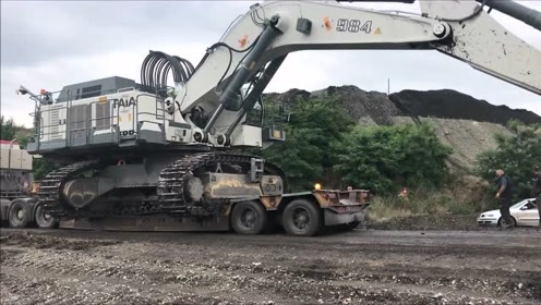 利勃海尔履带式挖掘机驶上拖车