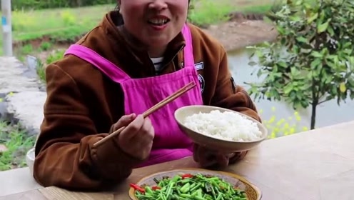 农村胖妹在池边想美食,这"陈年老肉"也能上的了台面?