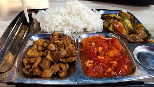 大宝吃午饭,10元的快餐一荤二素,还没吃了,真实惠
