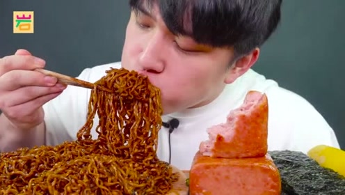 大胃王小哥吃超大火腿和杂酱面,狼吞虎咽的满头大汗眼泪都出来了