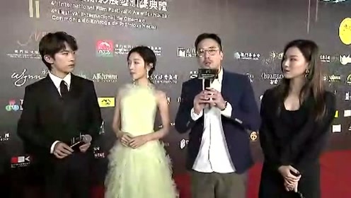 少年的你剧组重聚# 周冬雨,易烊千玺亮相澳门国际影展闭幕红毯