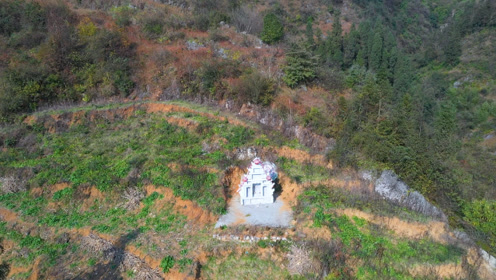 贵州一户人家把祖坟葬在陡坡上,10年都不到,连续出了3个官