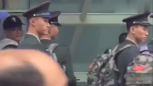 兵哥哥退役回家了,网友说他是国旗手李振海,十分不舍!