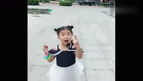"小哪吒"李欣蕊来了,今天的衣服真好看,发型也可爱