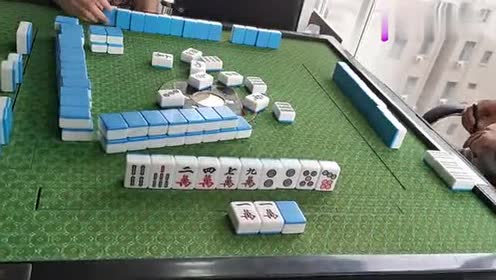 麻将:起手一副烂牌!小伙自信换张!使它起死回生