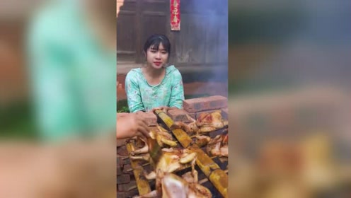 大胃王奕甜甜:回家看到妈妈磨刀,吓得我差点都不敢说饿!