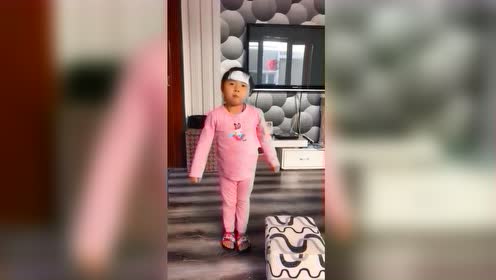 东北童星李欣蕊,生病了也不闲着,实在太可爱了