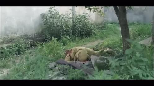 女鬼子为了躲避搜查,藏在尸体下装死,没想到成功躲过一劫!