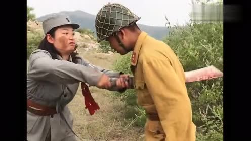 抗日神剧拍摄现场!女八路手握大刀砍倒鬼子!网友:演技真好!