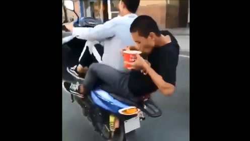 搞笑事故合集!鬼火少年翘车头吃泡面,下一秒直接翻车!