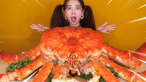 美女吃价值2万元的巨型帝王蟹,简直比人头还要大,一口下去让人直流
