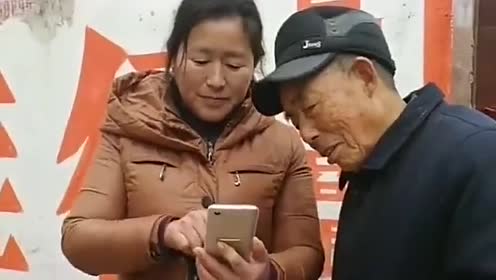 大衣嫂教老大爷玩手机,农村娘们就是朴实,粉丝:比于文华强!
