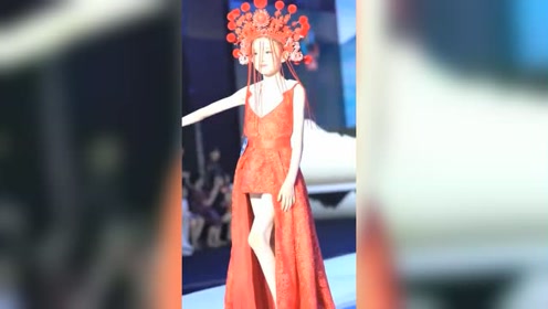 宋小睿一身红裙出场,戏曲风帽子气场十足!