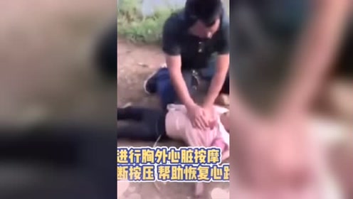 两车相撞,轿车司机昏迷被困车内,消防员徒手拆门挽救一个家庭!