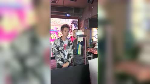 许华升开直播,对面的美女是他的绯闻女友,网友很有夫妻相