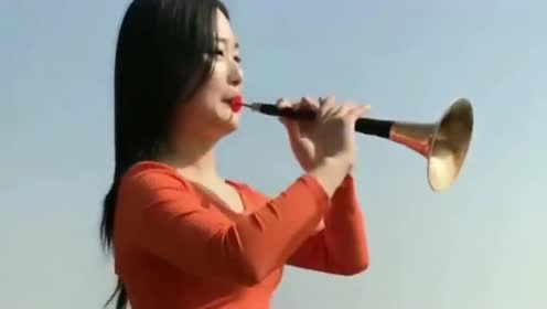 民间才女唢呐吹奏《精忠报国》,旋律大气磅礴,听着就是舒畅!