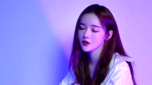 网红美女戴羽彤,一首《星空下的我》,唱得很棒贼好听!