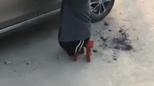 无腿残疾人是怎么开车的!