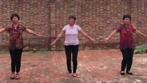 农村大妈自家院子跳广场舞《爱的包围》,太好看,头一次见!