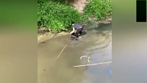 实拍男子电鱼不成 把自己电死到水里