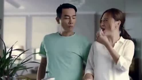 应采儿直播不小心拍到陈小春上厕所，大喊一句