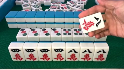 小伙打麻将做成一把金钩吊,连开四杠杠上花,不过看着有点不对劲