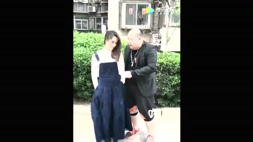 本来是两口子秀恩爱，秀着秀着就打起来啦