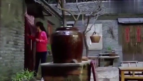 妻子趁丈夫和儿子熟睡，却跑出去私会情人，而丈夫还浑然不知