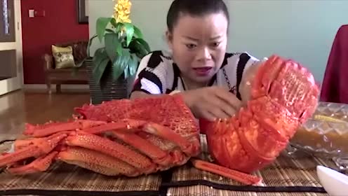 大妈吃大龙虾,剥开壳拿起来大口吃,吃相有点难看