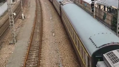电力机车hxd3c-0317牵引k1209次,友好鸣笛从金衙庄天桥下通过