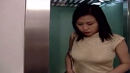 红蜘蛛:美女半夜回家发现灯坏了,进入浴室后整个人懵了!