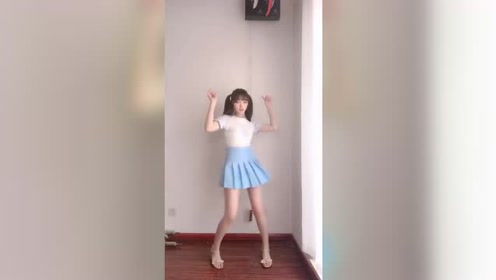 赤脚在家跳舞的百褶裙双马尾小姐姐,这背影超级美了