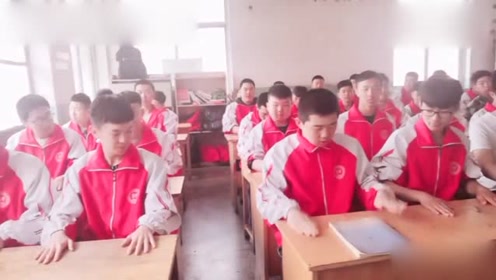 没有一个女生的班级,小哥哥们一起做拍桌子舞,真的有好多帅哥
