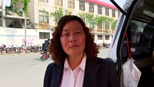 50岁农村大嫂生活艰辛,每天清早摆摊做生意,竞说比打工强百倍
