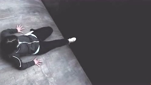 探索梦境深处，我梦见我身边的女人跳楼意味着什么？