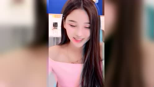 美女闯关上衣太宽松,大家都喜欢她低头弯腰前进