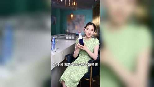 醉鹅娘品尝很有名的白啤,她这样形容这个味道!看她品酒很享受!