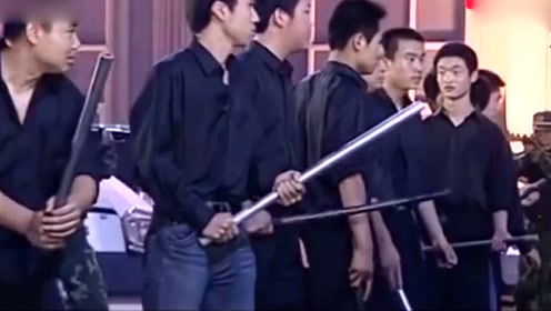 黑社会叫嚣警察局长,谁知下来一车持枪武警,黑社会瞬间吓怂!