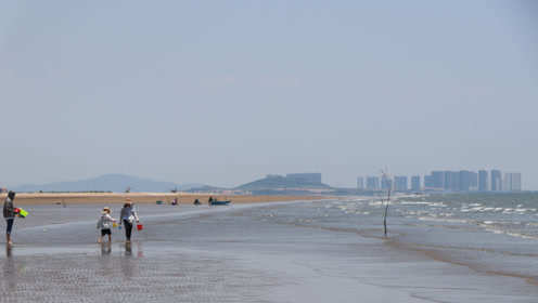 实拍:夏日的青岛即墨里栲栳海滩,充满着欢乐的气氛
